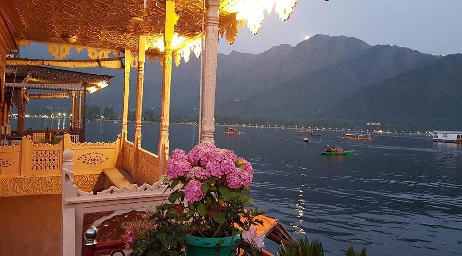 Quiet water and mountain light around Srinagar